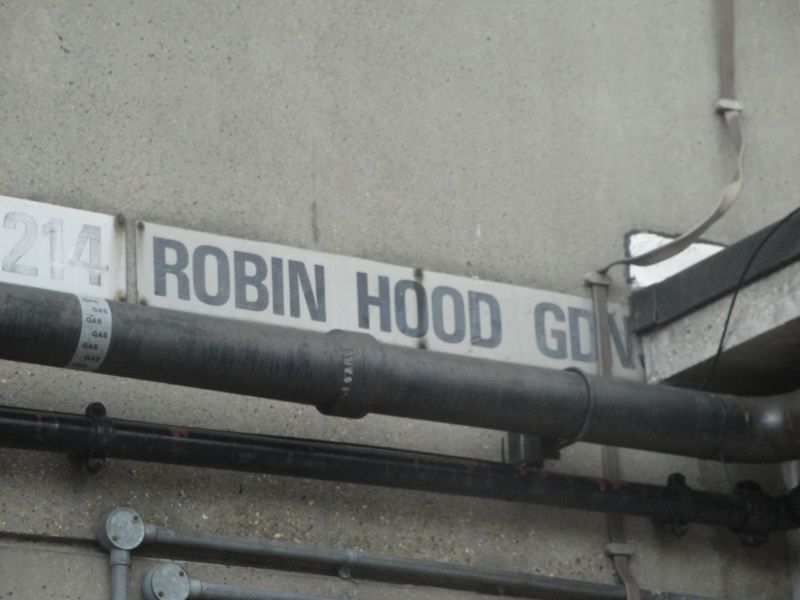 Straatnaambordje Robin Hood Gardens in verval